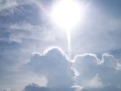白,云,白天,太阳,光,云,太阳,光,天空 白,云,白天,太阳,光,云,太阳,光,天空