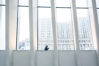 站在玻璃墙附近的男子
