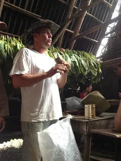 个人，穿着，白色，上衣，雪茄，烟草，包裹，古巴