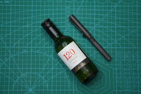 室内，无人，静物，高角度视角，文本，特写，西文剧本，数字