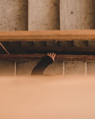 楼梯上的人，木头，胶合板，自然，户外，土壤，人，人