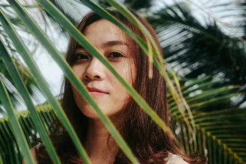 站在树旁的女人