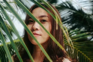 站在树旁的女人