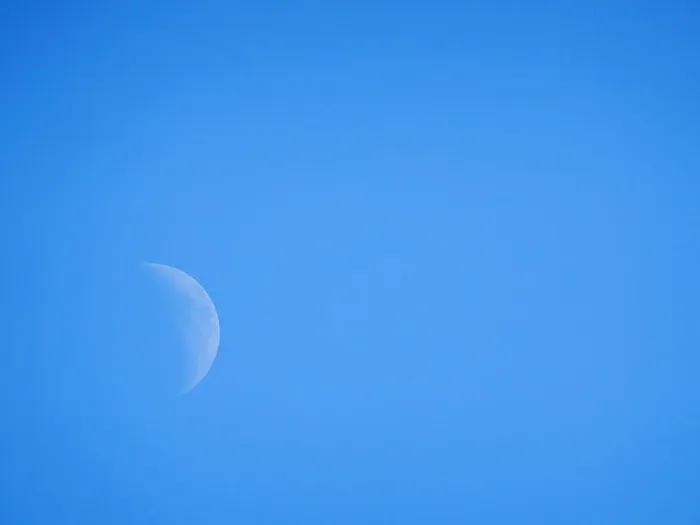 照片，半月，白天，月亮，晴朗，蓝色，天空，复制空间