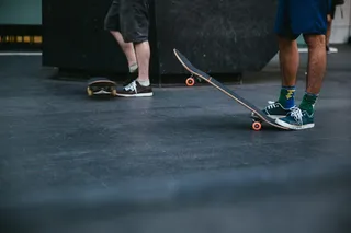 室内滑板运动员踩滑板