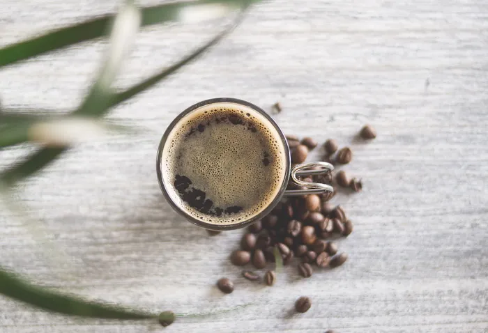 装满咖啡的透明玻璃杯