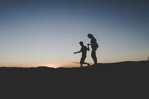 男人和女人在山上行走的剪影