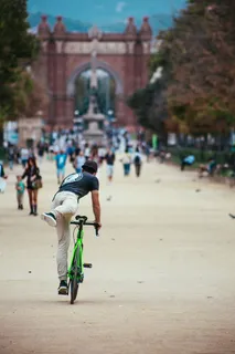 一个穿着休闲服在公园里骑车的年轻白人男子 一个穿着休闲服在公园里骑车的年轻白人男子