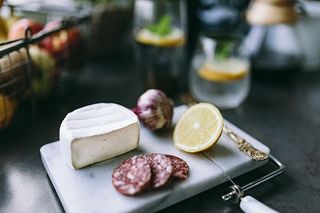 在厨房准备一些开胃食物