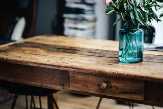 带有餐桌和椅子的现代室内设计