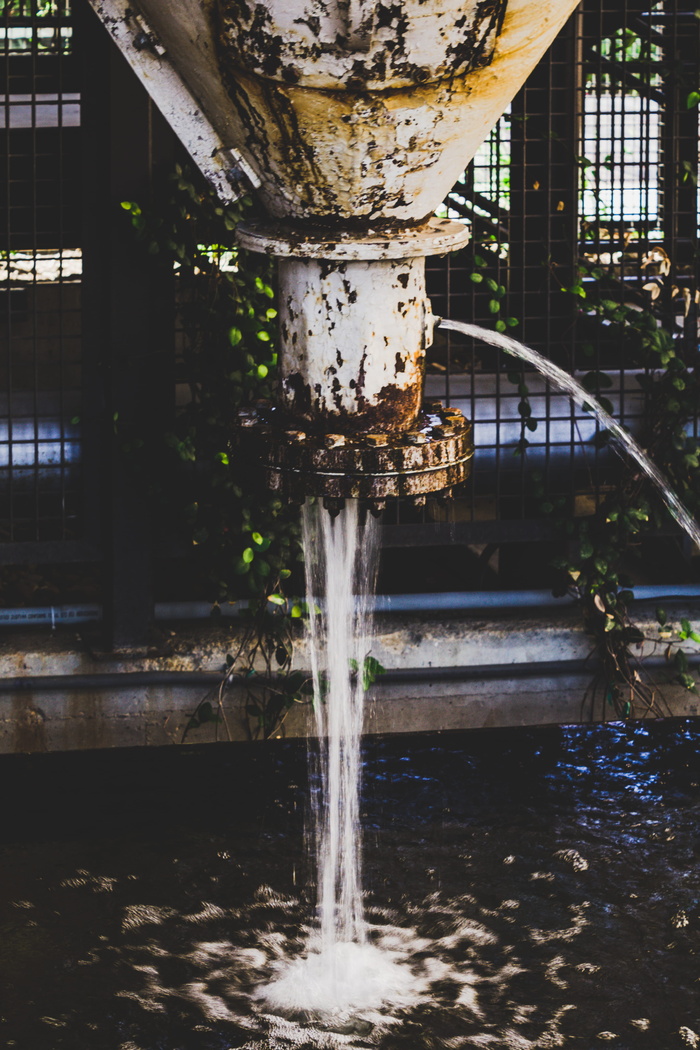 水从管道中流出
