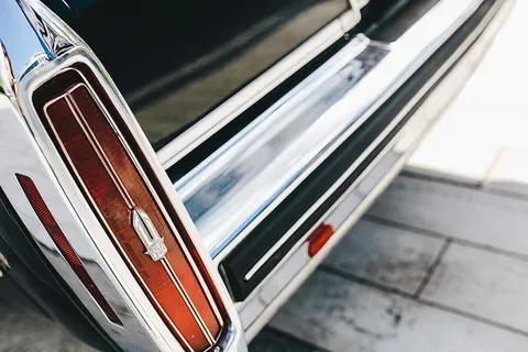 古董黑铬卡迪拉克轿车特写镜头