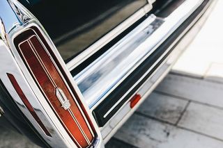 古董黑铬卡迪拉克轿车特写镜头