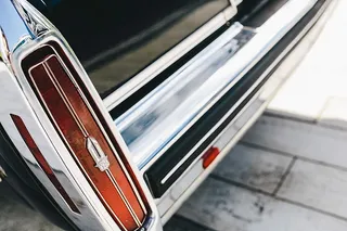 古董黑铬卡迪拉克轿车特写镜头