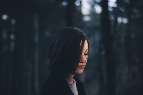 穿黑色上衣的女人