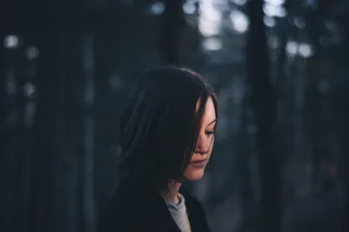 穿黑色上衣的女人