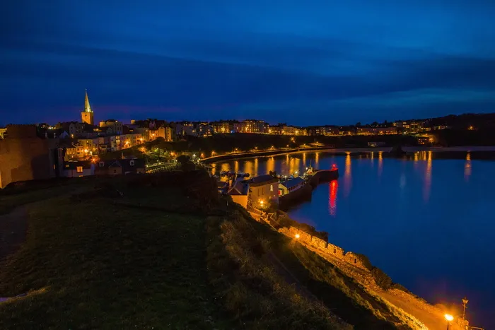 海湾、傍晚、坦比、海洋、灯光、威尔士、夜晚、欧洲