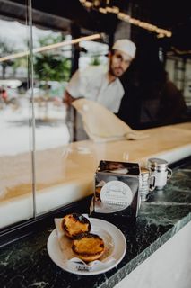 葡萄牙曼特加里亚里斯本的淡粉色纳塔 葡萄牙曼特加里亚里斯本的淡粉色纳塔