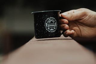 黑色陶瓷杯，咖啡杯，杯子，人，人，手指，手表，手机