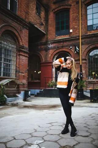 街上年轻女子的画像