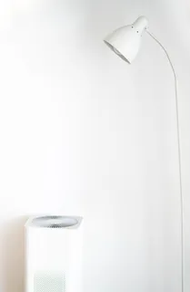 白色彩绘墙旁的白色落地灯