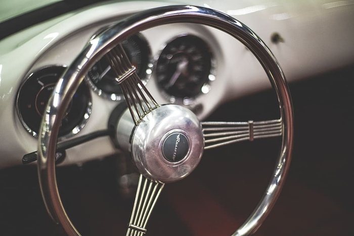 银色方向盘，特写，金属，室内，无人，音乐，乐器，聚焦前景