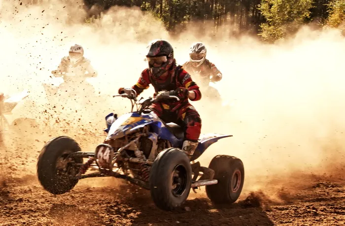 车辆、灰尘、摩托车、动作、坐姿、头盔、运输方式、防撞头盔