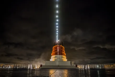 橙色和灰色混凝土结构