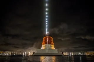 橙色和灰色混凝土结构