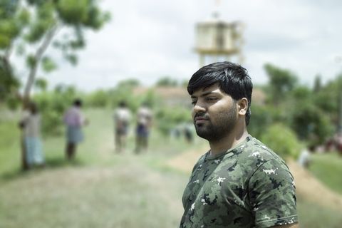 公文包，自我，乡村背景，年轻人，关注前景，一个人，年轻人，看