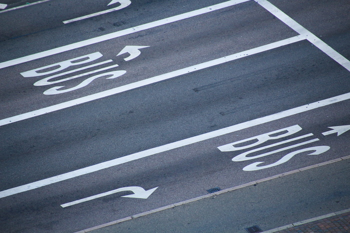 照片，公交专用道，公共汽车，沥青，道路，车行道，灰色，地面