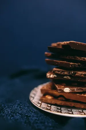 合上一块坚果巧克力