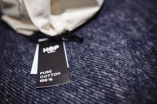 设计师展览上带枕头的床