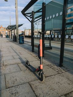 踏板车，人，人，交通工具，车辆，人行道，小路，瑞典