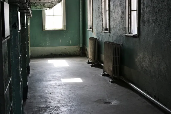 两个白色散热器加热器 两个白色散热器加热器