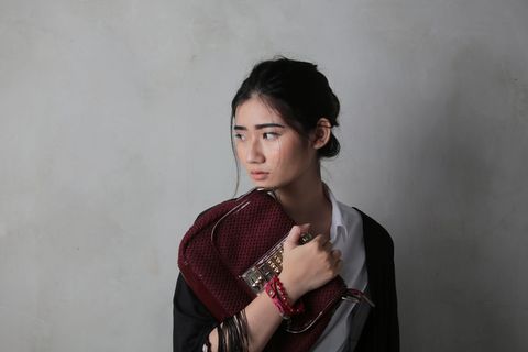 拿着红色袋子的女人