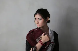 拿着红色袋子的女人