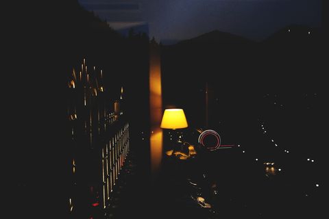 在黑暗的房间里打开灯