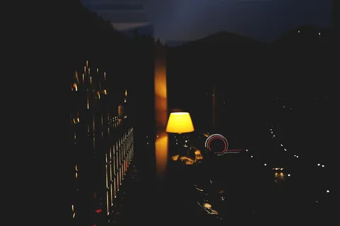 在黑暗的房间里打开灯