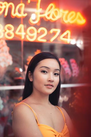 站在霓虹灯前的女人