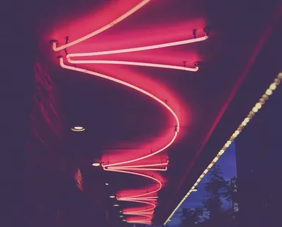 粉色,灯光,天花板,黑暗,夜晚,树木,路,路,天花板 粉色,灯光,天花板,黑暗,夜晚,树木,路,路,天花板