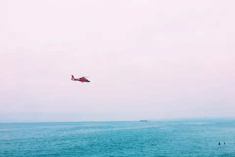 红色，直升机，悬停，身体，水，飞行，白天，海上