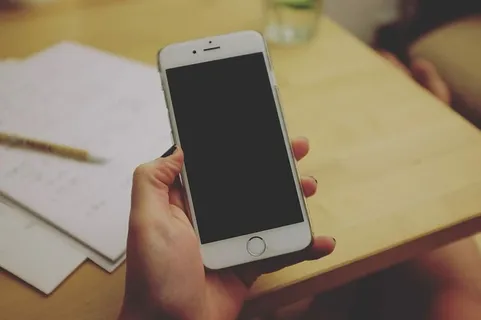 使用银色iPhone 6的人 使用银色iPhone 6的人