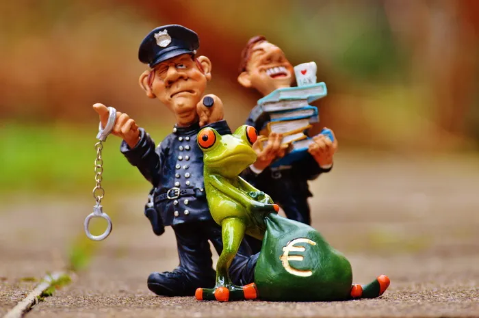 警察局，红色，眼睛，树蛙雕像，税收，逃税，警察，手铐