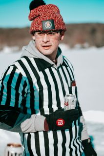 拿着库尔斯啤酒罐的男人