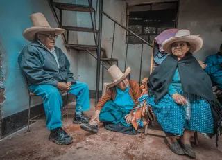 三个人坐在楼梯附近