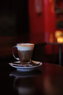 带茶托的透明玻璃杯的选择性聚焦照片 带茶托的透明玻璃杯的选择性聚焦照片