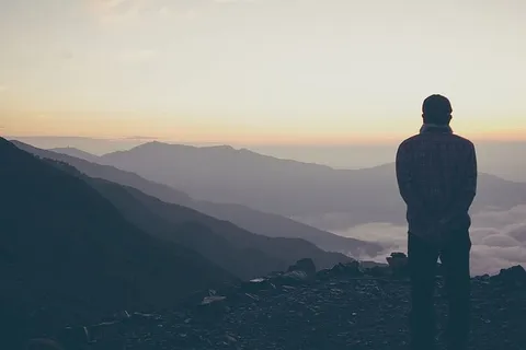 一名男子在日本南部阿尔卑斯山欣赏山景 一名男子在日本南部阿尔卑斯山欣赏山景