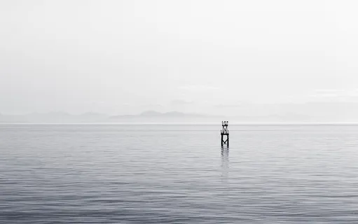 浮标,主体,水,灰色,比例,水,灰色,天空 浮标,主体,水,灰色,比例,水,灰色,天空