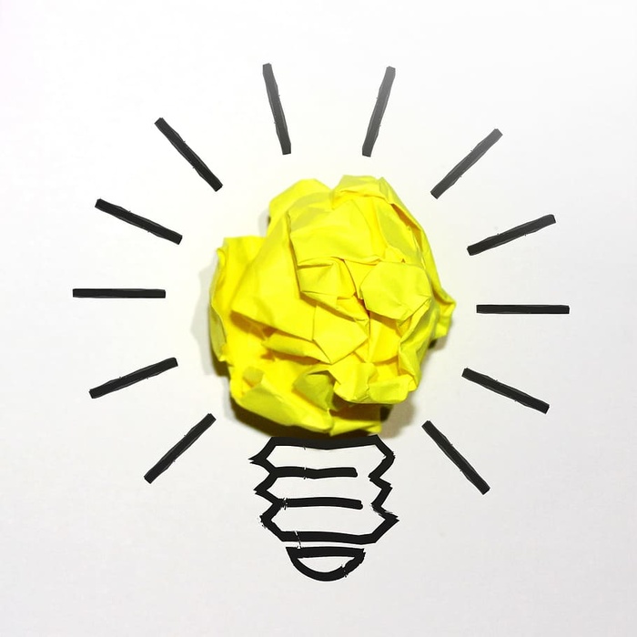 用黄色皱巴巴的纸构思概念